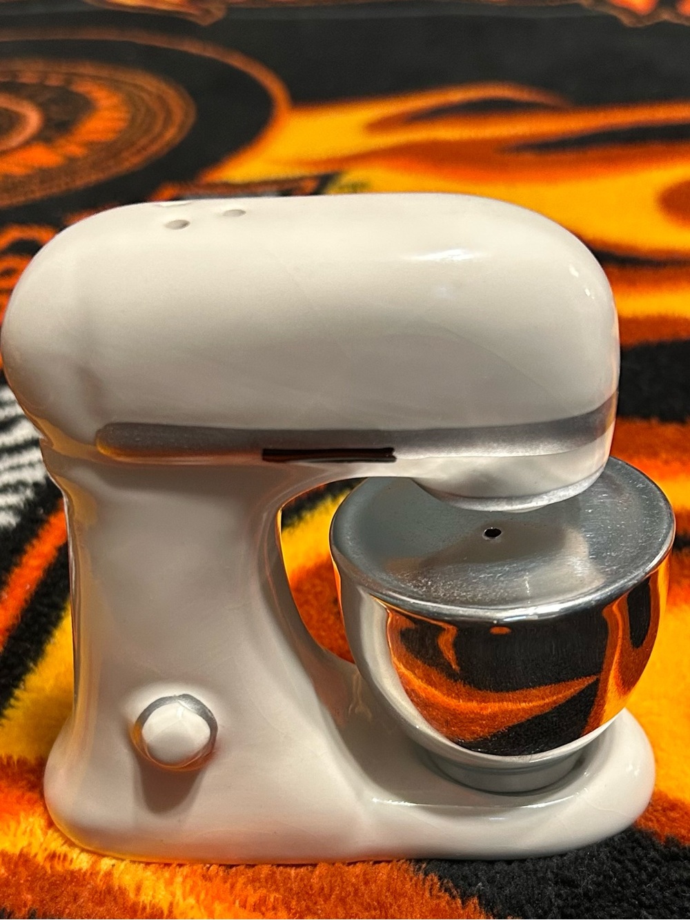 Cracker Barrel White Ceramic Stand Mixer Salt and Pepper Shaker Set